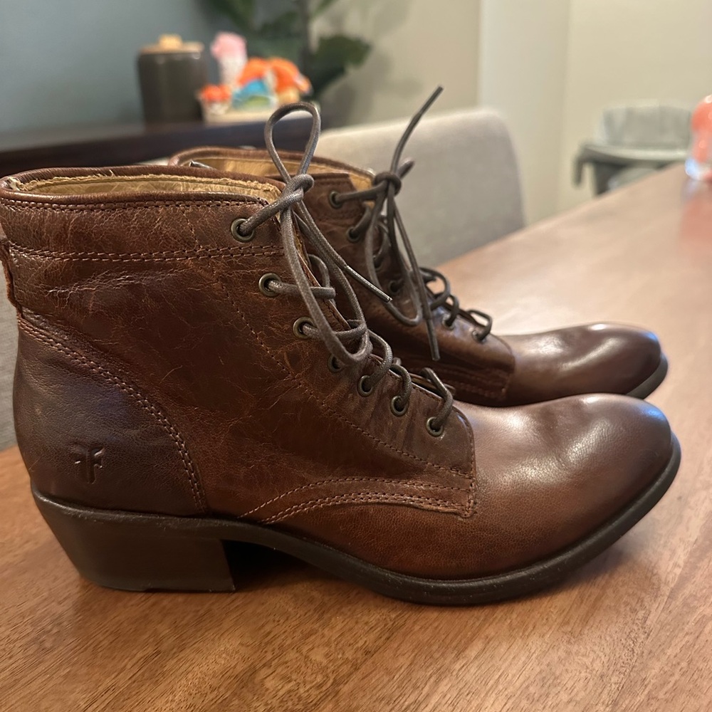NEVER WORN women’s Frye lace up boot - size 8